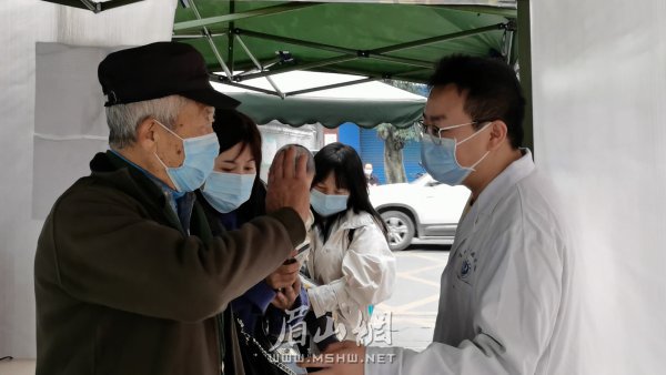 医院里，老人向医护人员摆手表示没有健康码。