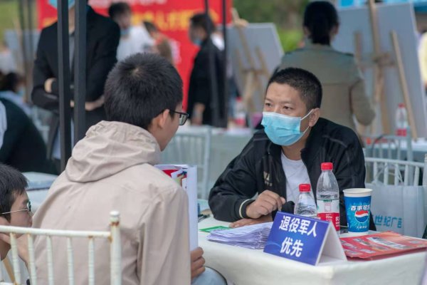举办线下招聘会，搭建就业平台。