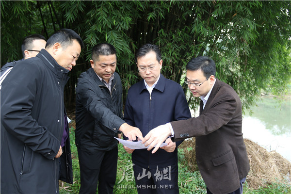 11月20日，胡元坤暗访毛河彭山段河长制工作落实情况。 记者 段小锋 摄.JPG