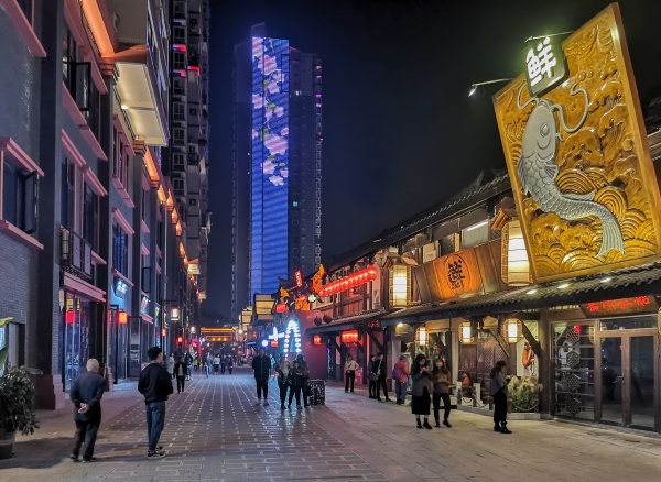 今年9月，乐山“上中顺特色街区”开街，夜经济、美食经济增添了新的兴奋点。