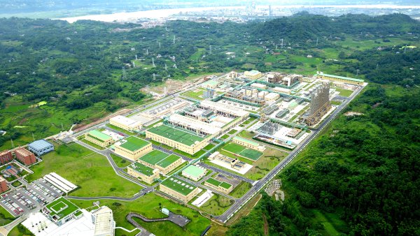 被誉为“化工高尔夫”的永祥新能源股份有限公司，每年产出3万余吨高纯度晶硅。