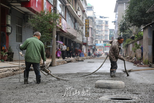 洪雅县小南街片区老旧小区改造正在进行雨污水管和路面施工。
