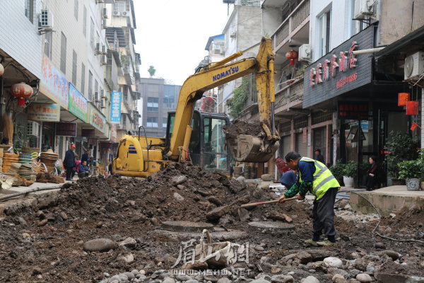 洪雅县小南街片区老旧小区改造正在进行雨污水管和路面施工。