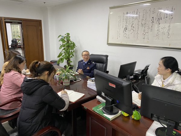 阚洪（中）安排布置工作。