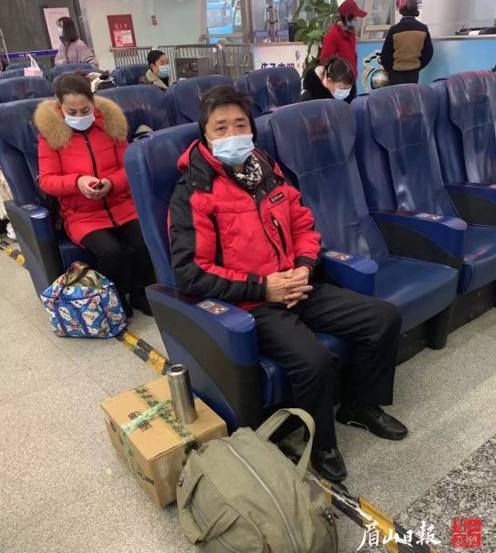 等待乘车前往重庆的绕先生。
