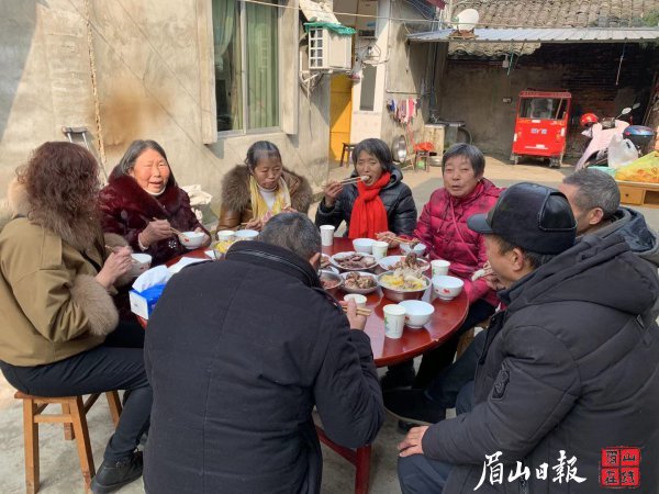  何淑珍的家宴。