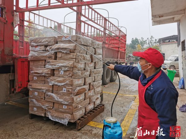 肉制品企业对冷链物品进行消杀。