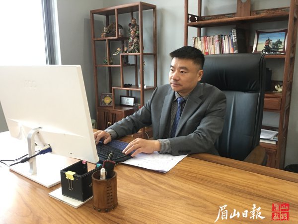 姜凌云在撰写提案。