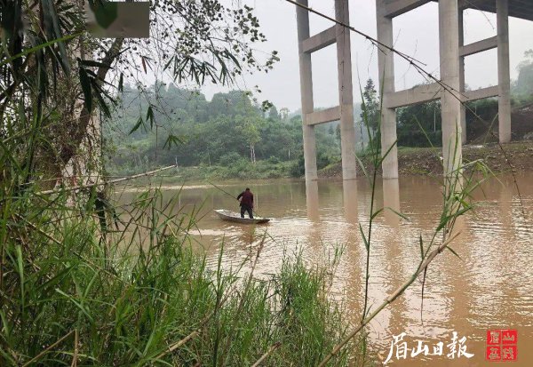  情景再现图：刘杨前去救人。