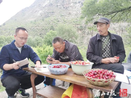 徐俊（左一）帮助群众接单，让樱桃卖出每斤20元的好价钱。邱文清　摄