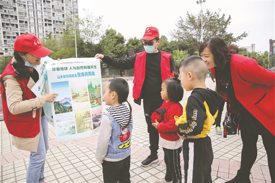 开展新时代文明实践活动，志愿者宣传环保知识。
