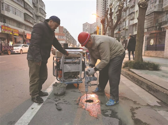施工人员正在安装地磁感应。