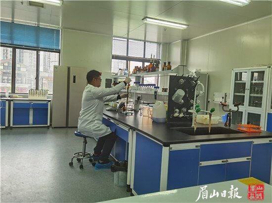  泡研院内认真工作的研究员。