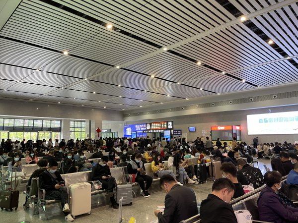4月5日，眉山东站迎来返程客流高峰。