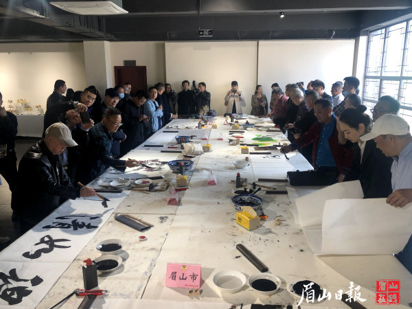  联展活动中，七个市区的书画家现场作画