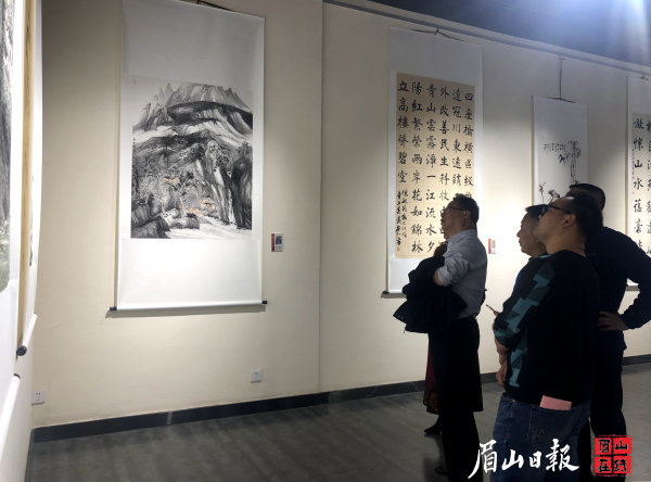 市民欣赏书画家作品