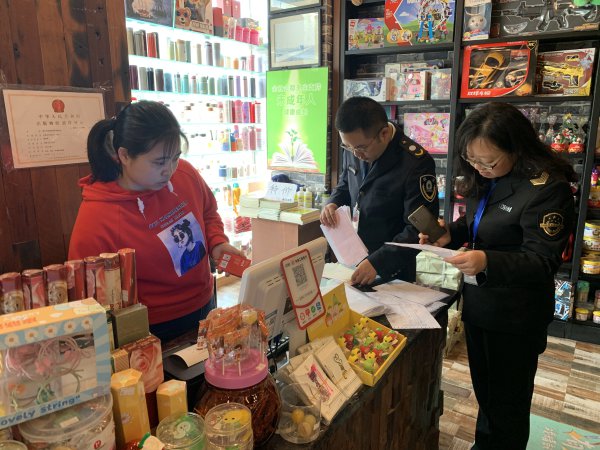  执法组查看书籍进货凭证。