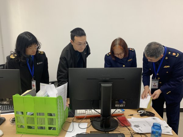  执法组查看知识产权代理合同。