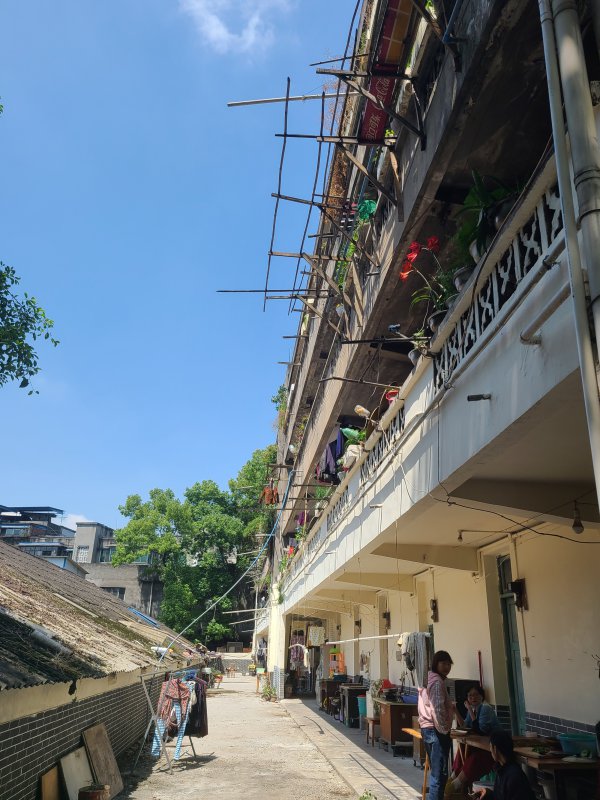 老旧的下水管道不能满足住户使用，住户只能自己接管将部份废水“排”到过道。