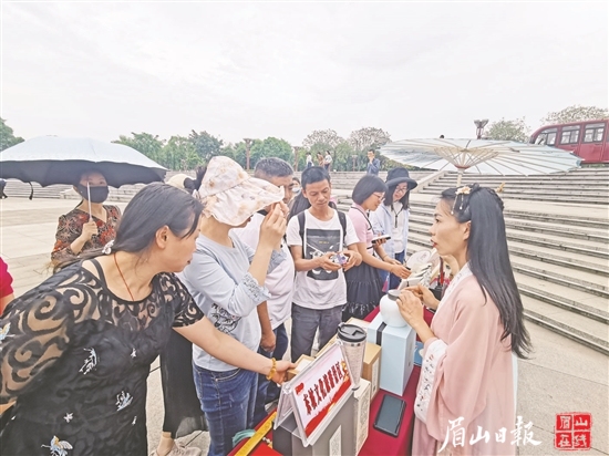 群众参观了解眉山特色文旅产品。