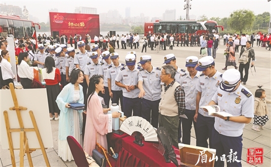 参加活动的代表了解眉山特色产品。