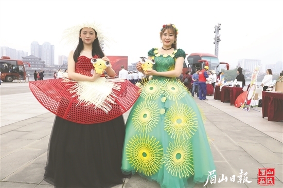 区县特色文旅产品展出之青神竹编服装。