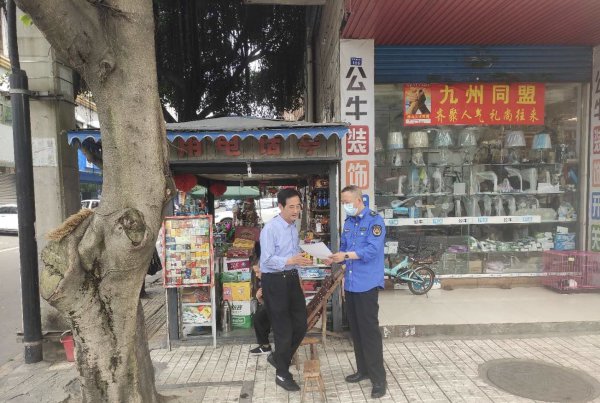 图为工作人员向亭棚业主传达《通告》内容