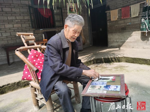 苏和平轻轻擦拭着老相框。