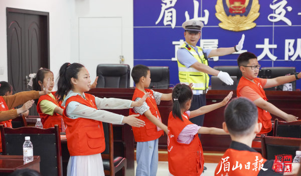 小记者们学习交通指挥手势。