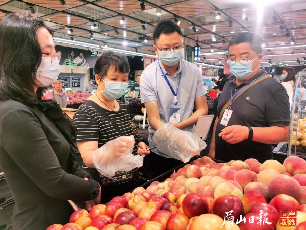  挑选水果样品。