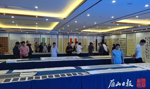  参观展览。