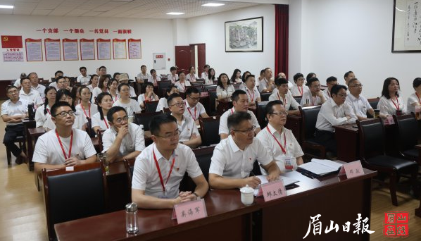  集中收听收看庆祝大会直播。