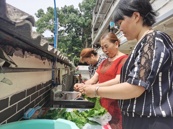 居民对新修的洗菜盆赞不绝口