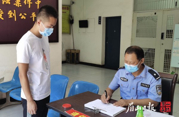 袁显华（右一）认真做好出入人员登记，守好工作单位疫情防控第一道关口