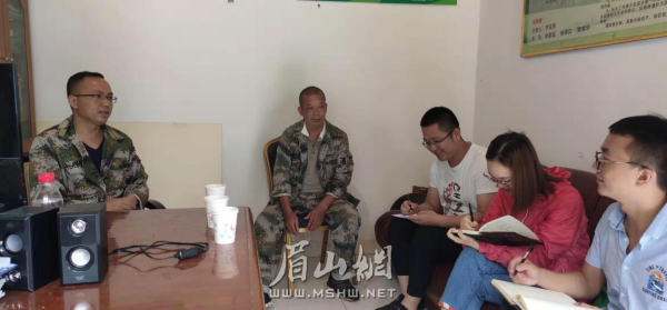 高亚军（左二）讲述护林经历.png