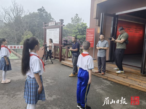在黑龙滩陈列馆，学生们重温“两不怕”精神。