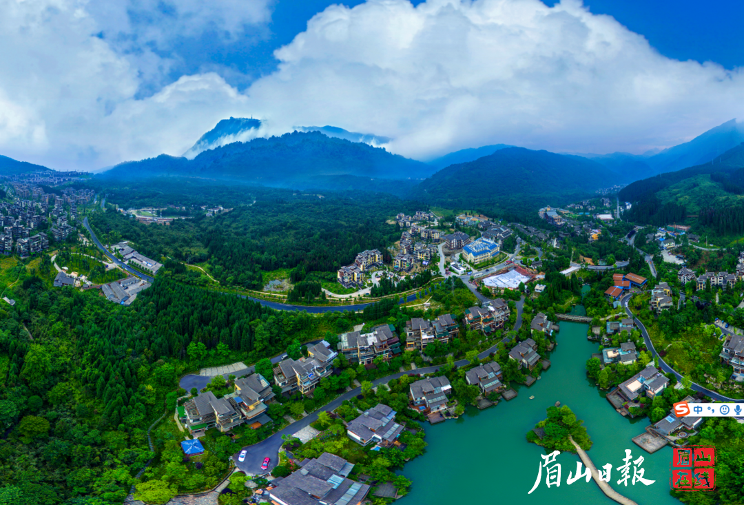 《半山家园》贺建平  摄于七里坪风景区.