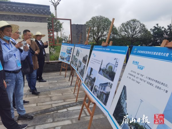 与会人员参观学习丹棱“数字农房”相关做法。