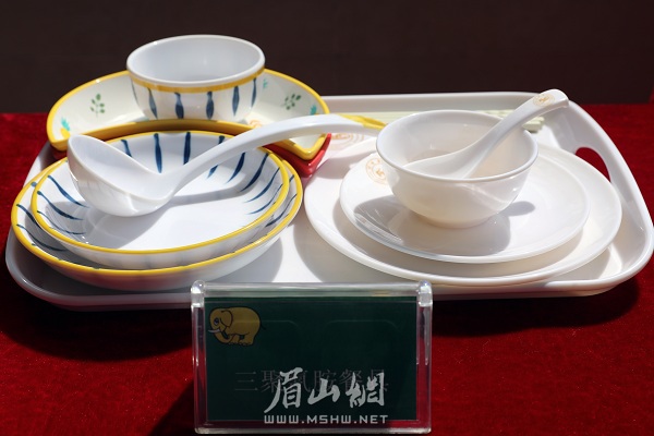 以三聚氰胺为主要成分的餐具。.JPG