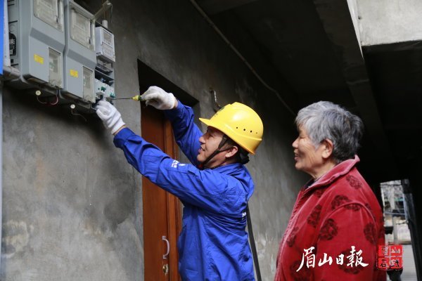 盛恩利在社区为居民解决电路问题。