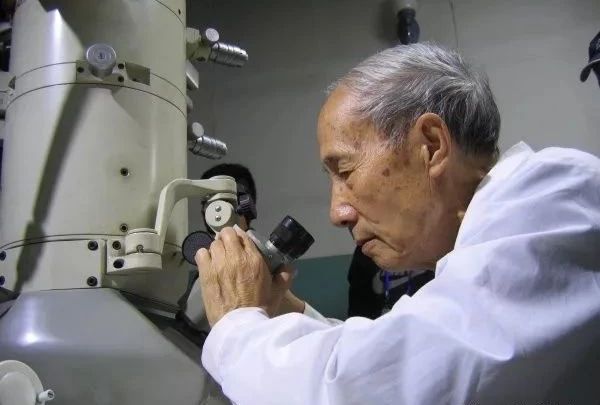 实验中的李俊贤。（资料图）.jpg