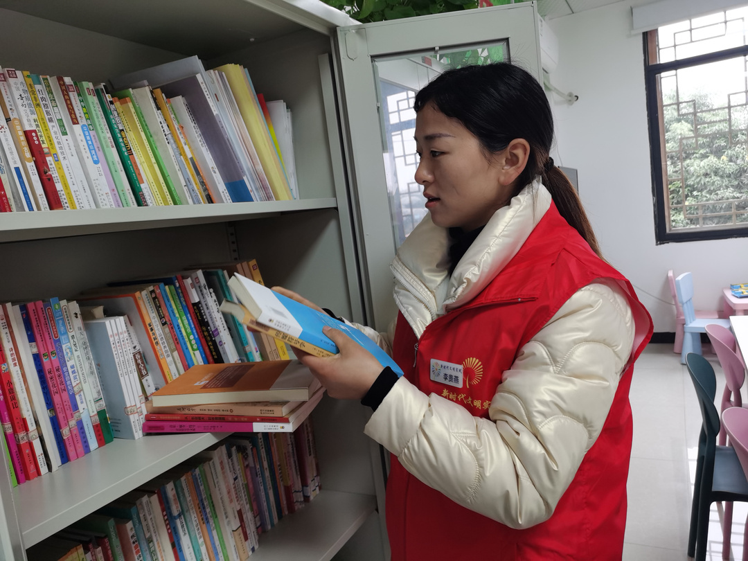 李贵燕正在整理图书。.jpg