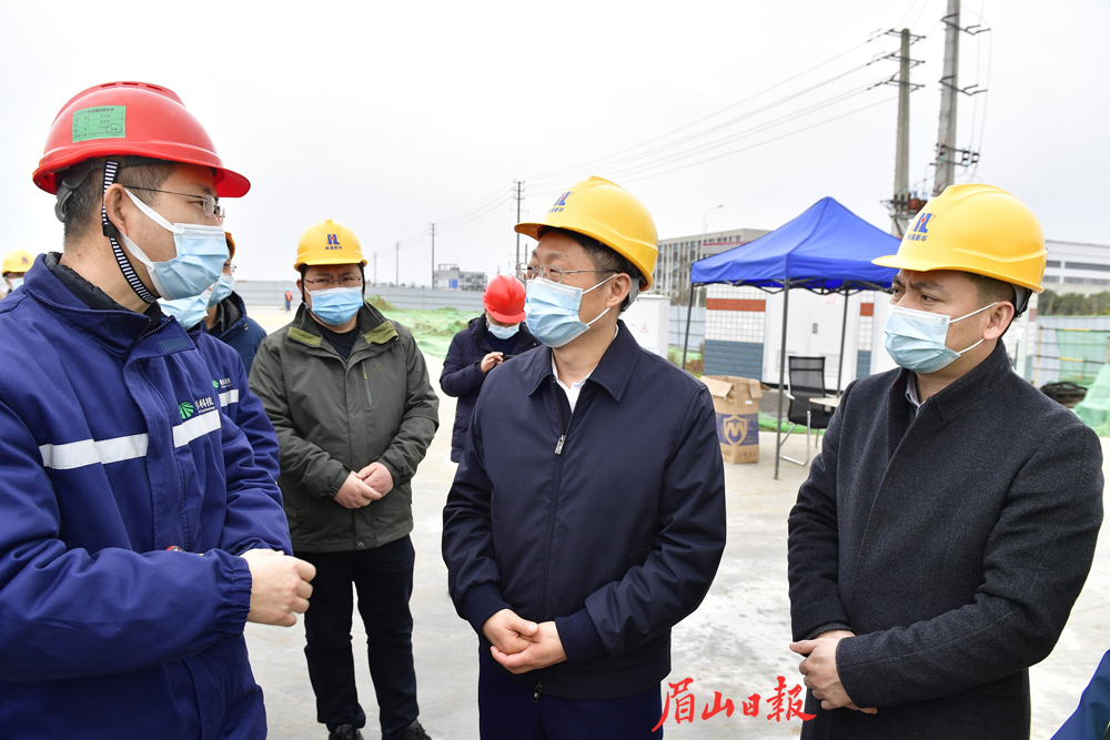 2月4日，黄河在彭山区杉杉氢氧化锂电池负极材料一体化基地项目调研。眉山日报全媒体记者 杨槐 摄副本.jpg