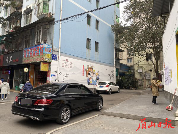  2月25日10时25分，彭山区灵石路，机动车乱停乱放。