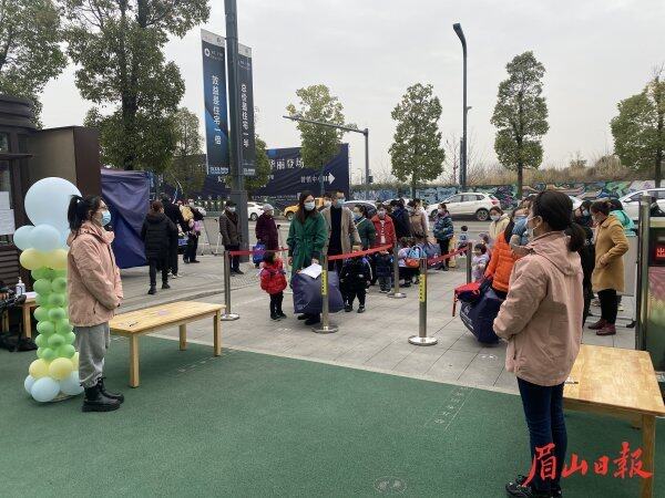  开园当天，小朋友开心入园。