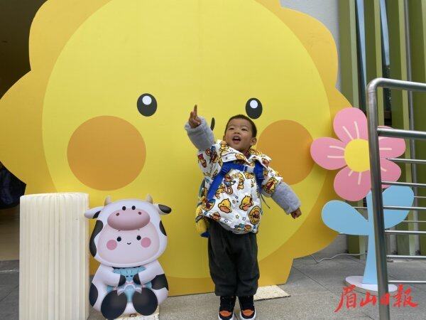  开园当天，小朋友开心入园。