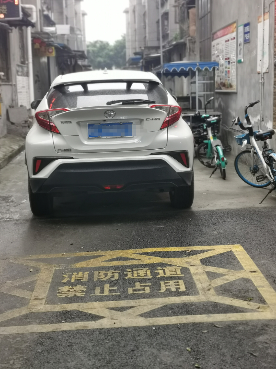 安和街一农安房外的消防通道被一辆私家车占用，共享单车也停在通道旁。.jpg