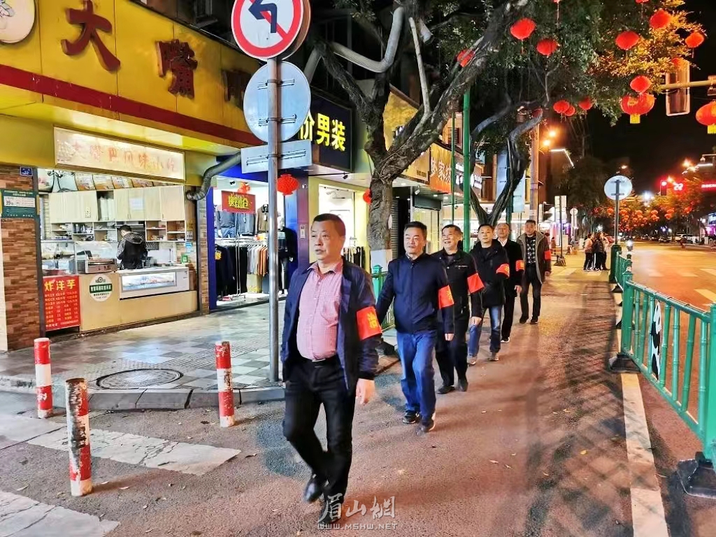 帅亚平带领“凤阳兵站”志愿者巡逻。.jpg