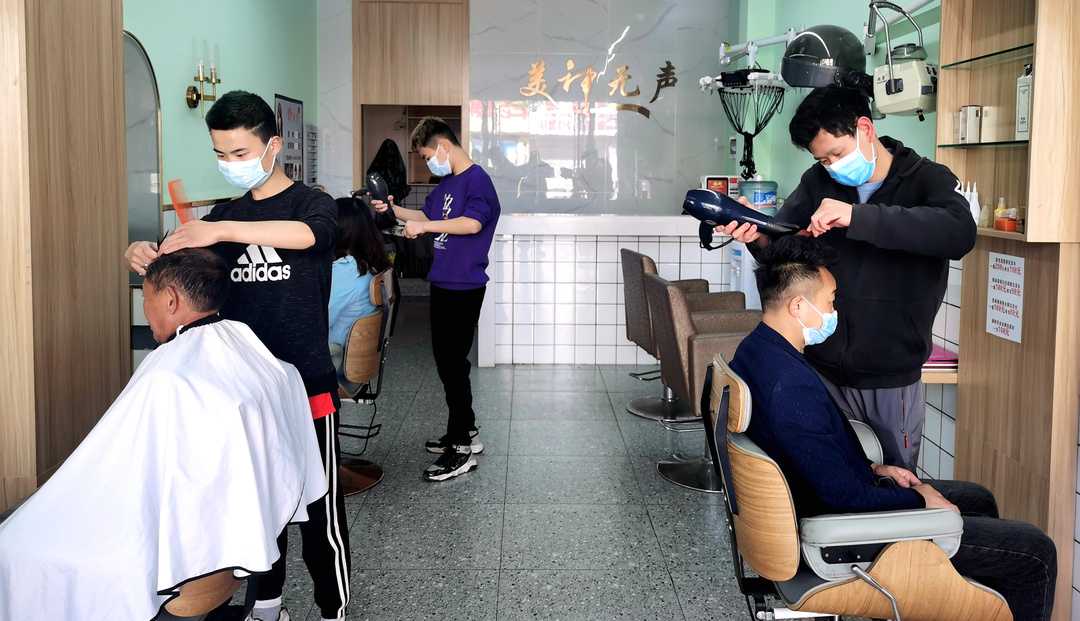 聋哑学生在理发店内工作。.jpg