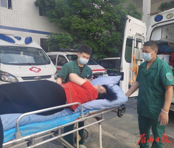  邹伟和同事第一时间将伤者送往医院诊治。